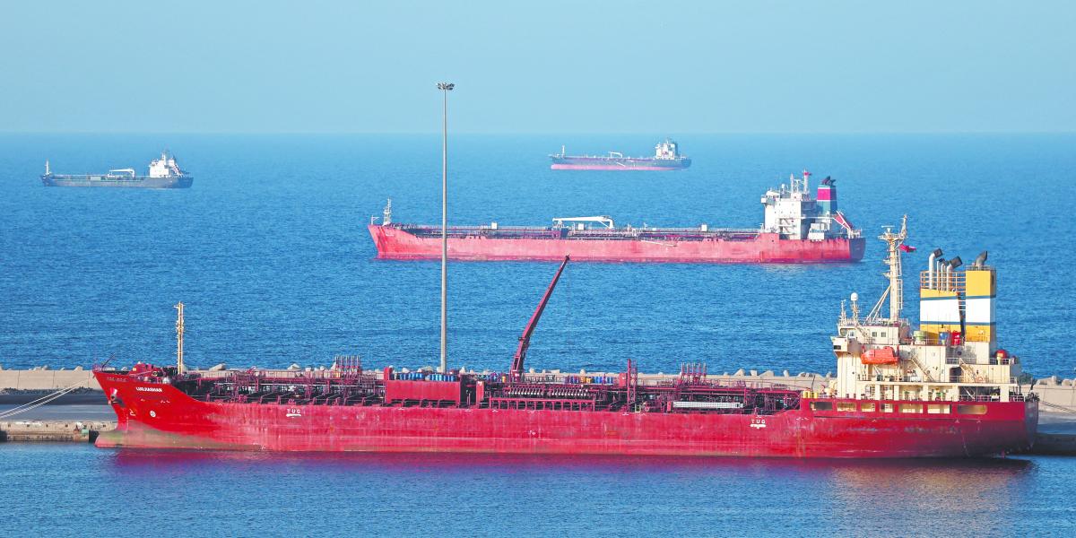El petróleo supera los 114 dólares tras el cierre del estrecho de Ormuz por la guerra en Irán