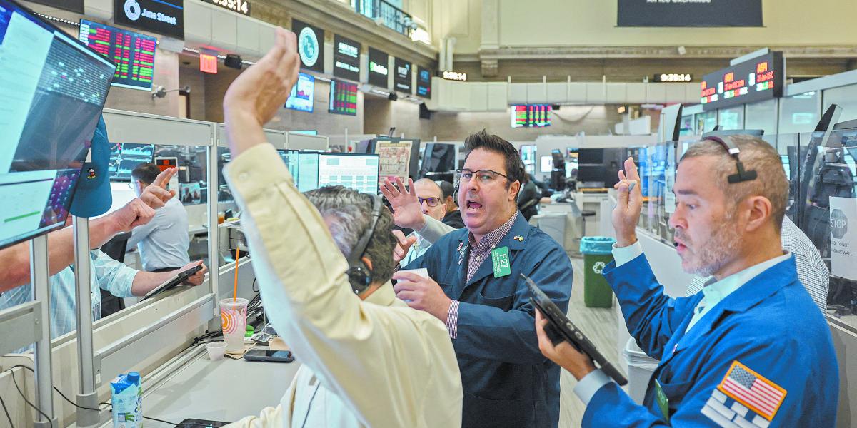 Wall Street muestra desempeños mixtos; el Dow Jones alcanza un máximo histórico