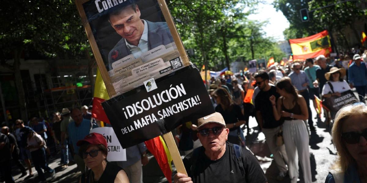 Miles de personas marchan en Madrid para exigir la renuncia del ...
