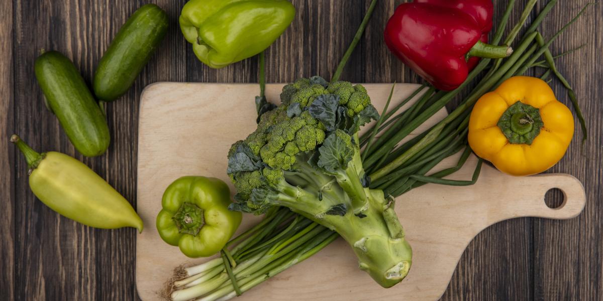 Verduras que puedes comer crudas y que quizá llevas toda la vida hirviendo
