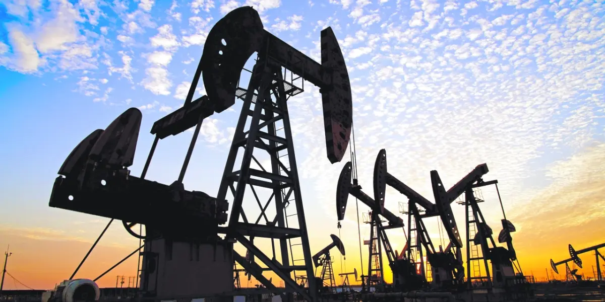 Irán mantiene control de Ormuz pese a pausa en bombardeos: petróleo cae 5% pero sigue arriba de $85 mientras Trump busca salida diplomática