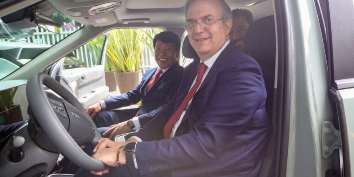 No es lo mismo producir autos en Alabama que en México: Ebrard a Trump