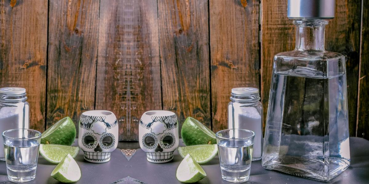 La botella barata puede cobrar con la vista: así se delata un tequila falso