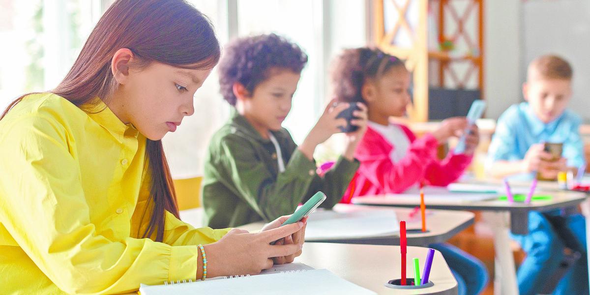 Por qué cada vez más países prohíben los celulares en las escuelas?