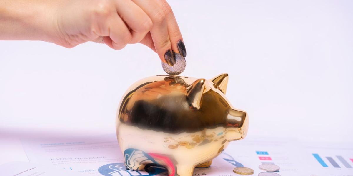 Saving 1,000 pesos a month at 40 could help supplement retirement income