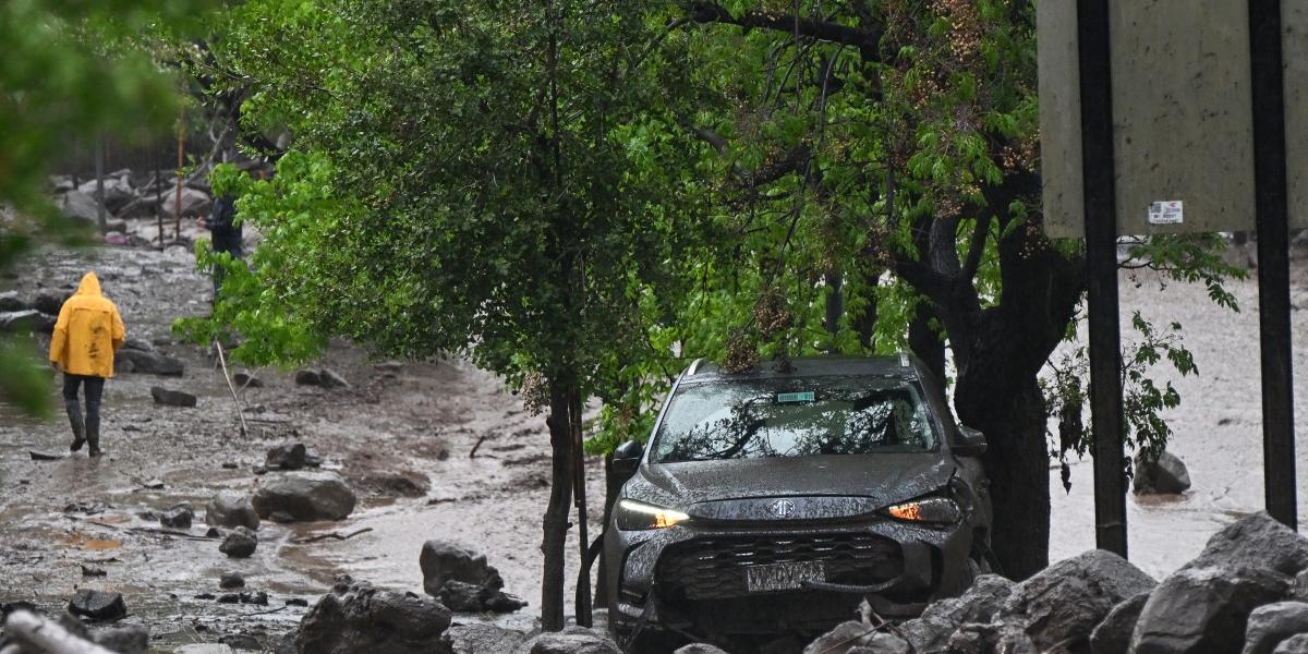 Mudflow floods Santiago streets, injuring at least six
