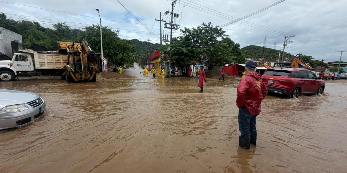 Hurricane Simon brings flooding and rough seas to Acapulco