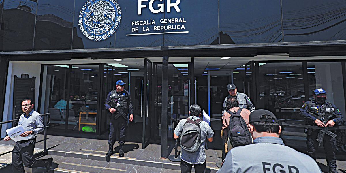 Fiscalía General detiene a 17 por buque huachicolero