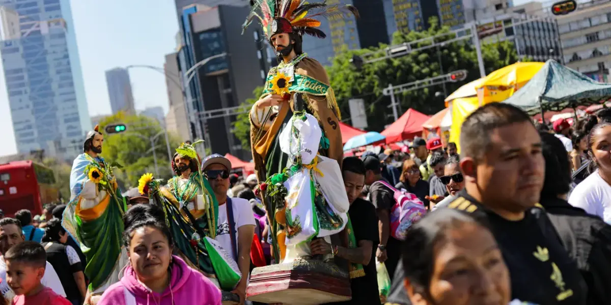 San Judas Tadeo devotees give away food on October 28