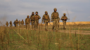 Nuevos reclutas de la 126ª Brigada de Defensa Territorial de las Fuerzas Armadas de Ucrania participan en un ejercicio militar.