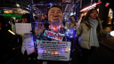 Manifestantes arrastran una figura que representa al presidente destituido de Corea del Sur, Yoon Suk Yeol, mientras marchan durante una manifestación contra quien declaró la ley marcial, que fue revocada horas después, en Seúl, Corea del Sur.