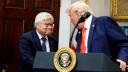 El presidente de Estados Unidos, Donald Trump (der.), estrecha la mano del director ejecutivo de Taiwan Semiconductor Manufacturing Company (TSMC), CC Wei.