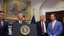 Euisun Chung, director de Hyundai, dio el anuncio de inversión en la Casa Blanca; acompañado por el presidente de EU, Donald Trump y el gobernador de Luisiana.
