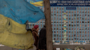 La gente visita el "Muro del Recuerdo de los Caídos por Ucrania", un monumento a los soldados ucranianos caídos, en el centro de Kiev el 4 de marzo de 2025, en medio de la invasión rusa de Ucrania.