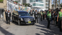 El coche fúnebre que transportaba el féretro del fallecido escritor peruano Mario Vargas Llosa salió de su apartamento rumbo al crematorio de Lima el 14 de abril de 2025.