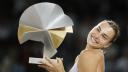 Aryna Sabalenka posa con su trofeo.