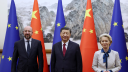 El exprimer ministro belga Charles Michel, el presidente chino Xi Jinping y la presidenta de la Comisión Europea Ursula von der Leyen durante la 24.ª Cumbre UE-China celebrada en Pekín en 2023.