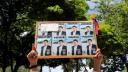 Un hombre sostiene un cartel con propaganda del candidato presidencial Miguel Uribe.