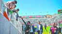 Titulares de la Selección Mexicana firman autógrafos.
