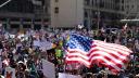 La gente asiste a una protesta de No Kings contra las políticas del presidente estadounidense Donald Trump, en Los Ángeles, California.
