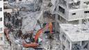 Rescatistas israelíes buscan entre los escombros en el lugar de un ataque con misiles iraníes durante la noche en Bat Yam el 15 de junio de 2025.