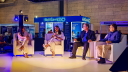 Rocío Villanueva, a la izquierda, es directora general de la AMOMVAC y se presentó en Convergencia Show MX 2025.