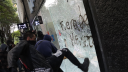 Manifestantes vandalizaron establecimientos durante una protesta contra la gentrificación en la Ciudad de México el 4 de julio de 2025.