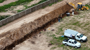 Vista aérea muestra a personal de la Comisión Nacional de Búsqueda de México (CNB) excavando la fosa clandestina Las Agujas, con el apoyo de miembros de los colectivos "Guerreros Buscadores" y "Luz de Esperanza", en Zapopan, Jalisco.
