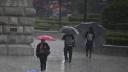 Personas se refugian bajo paraguas de la lluvia en la Ciudad de México.