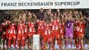 El equipo de Múnich celebra en el podio con el trofeo tras el partido de la Supercopa Franz-Beckenbauer.