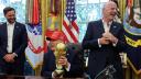 El presidente Donald Trump fue presentado con la el trofeo del Mundial 2026 durante el anuncio del sorteo que se llevará a cabo el 5 de diciembre en el Kennedy Center. Foto: Reuters
