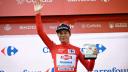 El ciclista belga Jasper Philipsen del equipo Alpecin, con la camiseta roja, celebra en el podio de la primera etapa de la Vuelta a España.
