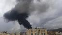 Columnas de humo tras un ataque aéreo israelí contra Saná, la capital yemení bajo control de los hutíes.