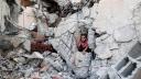 Un niño emerge de entre los escombros de un edificio derrumbado.