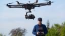 Es muy probable que de niño, este hombre quiso ser piloto. Pero casi seguro, nunca se imaginó que trabajaría como piloto de drones. Foto: Archivo EE