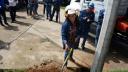Emma Colín Guadarrama, presidenta municipal de Amanalco, el 12 de agosto en la comunidad de San Juan durante la instalación de un poste para el servicio eléctrico. Foto EE: Cortesía Ayuntamiento de Amanalco.