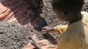 Charles, entonces de 13 años, estudiaba por la mañana y trabajaba por las tardes con su padre en la minería de cobalto en Kapata, República Democrática del Congo. Foto: Amnistía Internacional y Afrewatch