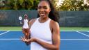 La tenista estadounidense Venus Williams con su Barbie. Foto: Reuters
