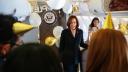 La vicepresidenta de EU y candidata presidencial demócrata Kamala Harris, recibió una sorpresa por parte de su equipo, el cual decoró el Air Force Two con globos, una tarjeta y un pastel de chocolate alemán por su cumpleaños 60.