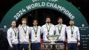 El equipo de Italia celebra subir al podio con su trofeo después de ganar la final de la Copa Davis en el estadio Palacio de Deportes José María Martín Carpena en Málaga, sur de España.