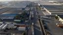 Vista aérea de camiones en cola esperando cruzar a los Estados Unidos junto al muro fronterizo en el puerto comercial de Otay en Tijuana, estado de Baja California, México.