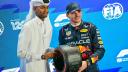 El piloto holandés de Red Bull Racing, Max Verstappen, recibe el trofeo de la pole position de manos del atleta de atletismo de Qatar, Mutaz Essa Barshim.