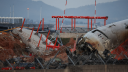 Los restos del avión de Jeju Air que se salió de la pista y se estrelló el 30 de diciembre de 2024 en el Aeropuerto Internacional de Muan se encuentran cerca de una estructura de concreto contra la que se estrelló, en Muan, Corea del Sur.