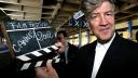 El director estadounidense David Lynch, presidente del jurado del 55º Festival Internacional de Cine de Cannes, sostiene el badajo del director a su llegada a Cannes, el 13 de mayo de 2002.