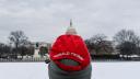 Un hombre con una gorra de Trump mira el Capitolio de Estados Unidos, en donde el empresario asumirá nuevamente la presidencia.