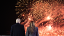 El presidente electo de Estados Unidos, Donald Trump, y su esposa Melania Trump observan los fuegos artificiales durante una recepción en su honor en el Trump National Golf Club Washington DC en Sterling, Virginia, el 18 de enero de 2025. Foto: AFP