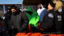 Migrantes cruzan a México por el puente internacional Paso del Norte, en El Paso, Texas, tras ser deportados por EU
