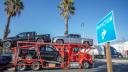 Un camión que transporta vehículos ingresa a Estados Unidos por el puerto de entrada de Otay Mesa, en la frontera entre Estados Unidos y México.