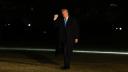 El presidente de Estados Unidos, Donald Trump, levanta el puño al llegar a la Casa Blanca en Washington, DC.