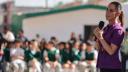 Claudia Sheinbaum hace entrega de la beca Rita Centina, para estudiantes de secundaria.